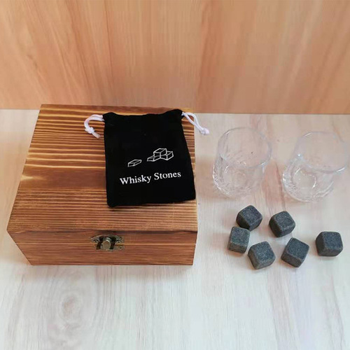 .. Piedra De Whisky Con Vasos De Whisky Y Caja De Whisky De