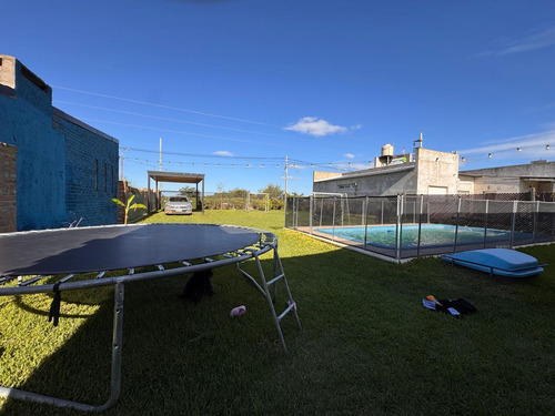 Venta - Casa De Un Dormitorio Con Galería Y Pileta En Punta Chacra, Roldan