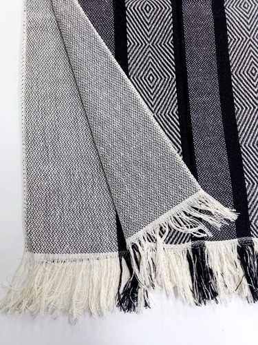 Imagen 6 de 6 de Poncho Artesanal Rombos Negro