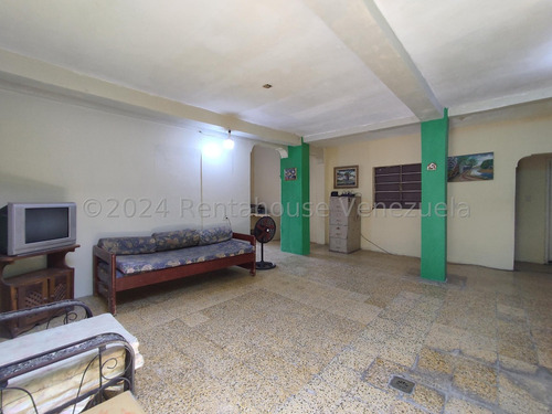 Amplio Inmueble Con Locales Comerciales En Zona Céntrica 25-13408 Irrr