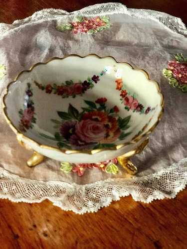 Antiguo Despojador Petit Centro De Porcelana Europea
