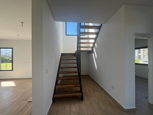 Casa En Barrio Ceibos Puertos Del Lago Lote Interno Escobar 3 Dormitorios Y Escritorio