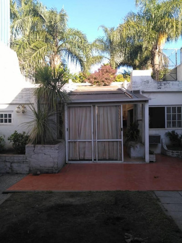 En Venta Hermosa Casa 4 Ambientes Con Cochera 2 Autos, Fondo Libre Y Quincho En Wilde Centro.