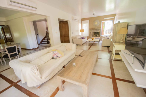 Casa De 5 Ambientes Con Dependencia De Servicio En Venta, En Martínez.