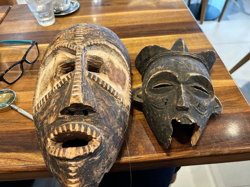 Par De Antiguas Máscaras Tribales Africanas Con Averías Marrón (Usado)