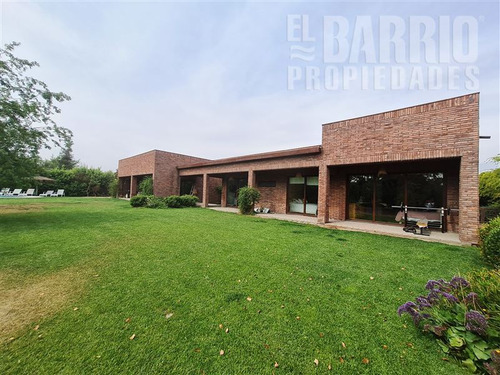 Casa En Venta De 4 Dorm. En Las Brisas De Chicureo