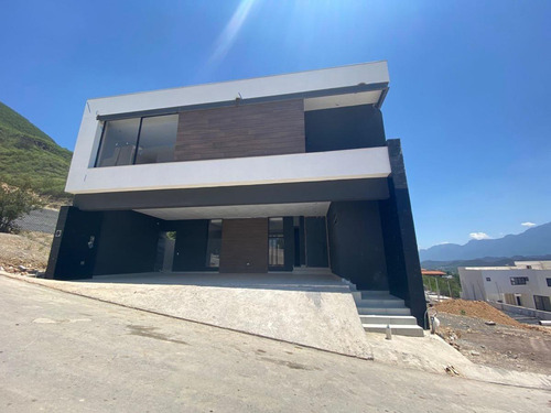 Estrena Residencia En Privada En El Uro Zona Carretera Nacional, C/ Jardín, Terraza Exterior Techada C/ Asador Balcón C/ Vistas A Las Montañas, Fracc C/ Alberca, Áreas Verdes Y Cancha De Fútbol