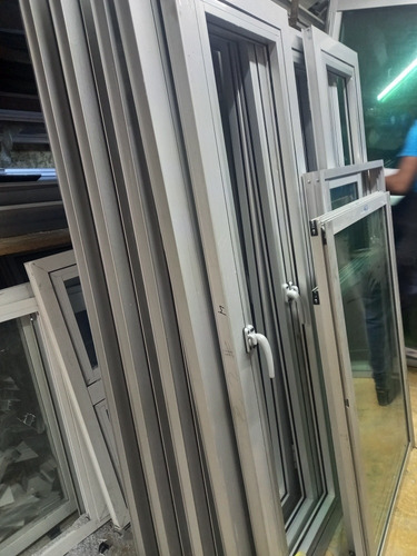 Imagen 3 de 5 de Puertas Polimetal Y Correderas