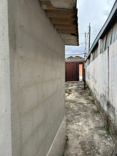 Uma Casa E Um Barracão, Em Um Lote Com 360 Metros Quadrados!