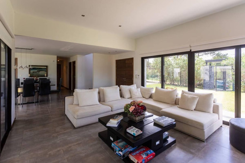 Increíble Casa De Ensueño En La Barra, 4 Dormitorios, Piscina Y Cancha De Fútbol