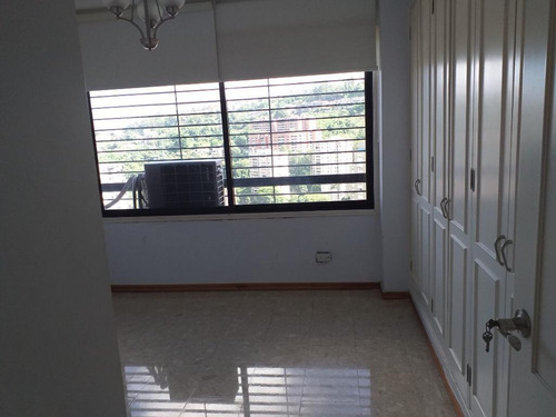 Vendo Precioso Apto. En Los Geranios, Mun. El Hatillo. 128 M