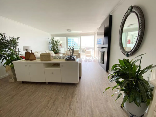 Apartamento De 3 Dormitorios En Venta En Torre Nueva York, Punta Del Este.