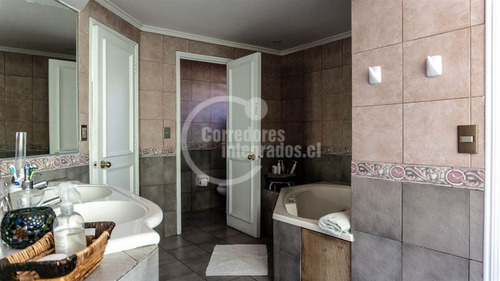 Casa En Venta De 5 Dorm. En Lo Barnechea