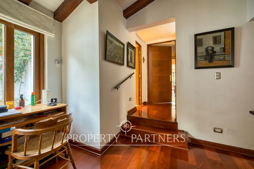 Casa Chilena En Sector Residencial, Cercana A Cole...