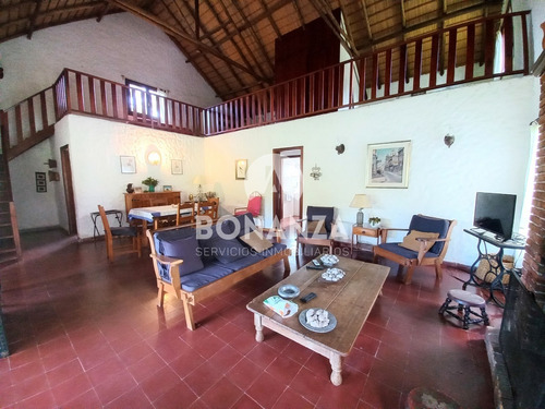 Casa En Venta. Piriápolis, Bella Vista. 4 Dormitorios, 3 Baños. 3052 M² De Terreno. A 200m De La Playa.