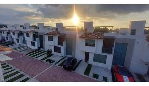 Renta De Casa Semi-nueva En Toluca - Cacalomacan Casa Hermosa , En El Primer Cuadro De La Zona Residencial Campestre De Cacalomacan El Mas Exclusivo A 20 Min Del Centro De Toluca.