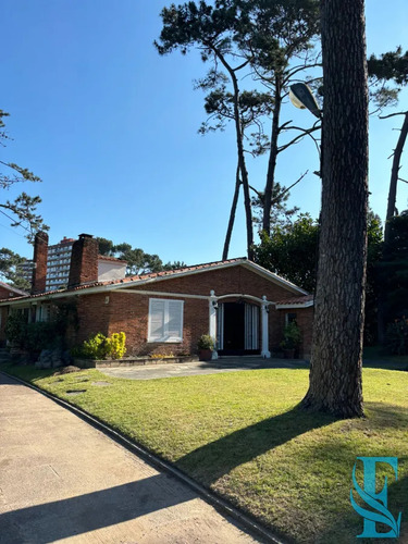 Gran Chalet Con 5 Dormitorios Y Mas De 3000 M2 De Terreno Punta Del Este, Playa Mansa