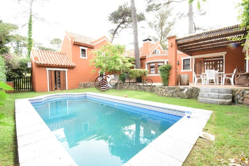 Casa Con Piscina Muy Cómoda, Ideal Para Veranear!!- Ref: 571