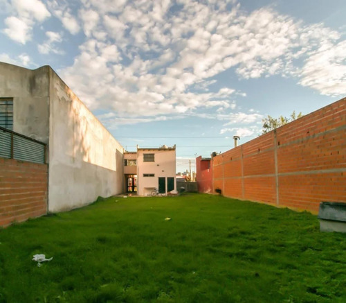 Departamento En Planta Alta De 2 Dormitorios Con Local Pb Y Terreno