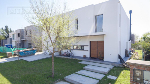 Casa En Venta Con Renta  Sobre Lote Interno, Barrio La Comarca Bancalari