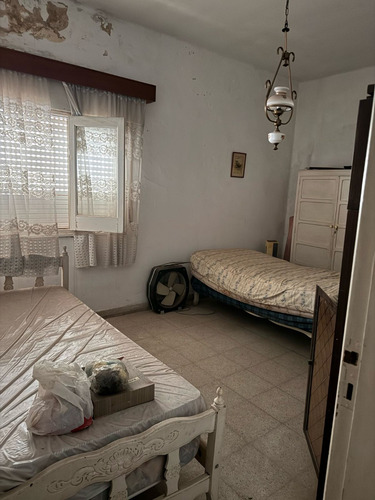 Casa En Venta A Refeccionar Excelente Ubicación Pellegrini 173. 4 Dormitorios