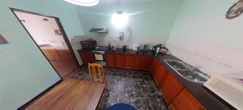Imagen 5 de 11 de Casa De Tres Dormitorios · Lote De 400 M²· Cochera, Pileta Y Jardín