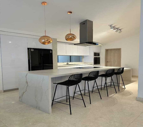Hermosa Casa En Venta Totalmente Remodelada En Urbanizacion Trigal Norte Valencia. St