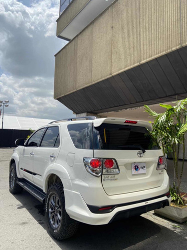 Imagen 4 de 10 de Toyota Fortuner Sportivo 4x4