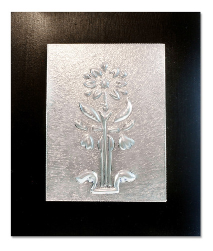 Cuadro Repujado En Aluminio Motivo Flor Vertical