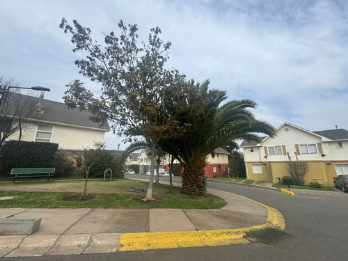 Arriendo Amplia Casa En Condominio!! 2 Estacionamientos!