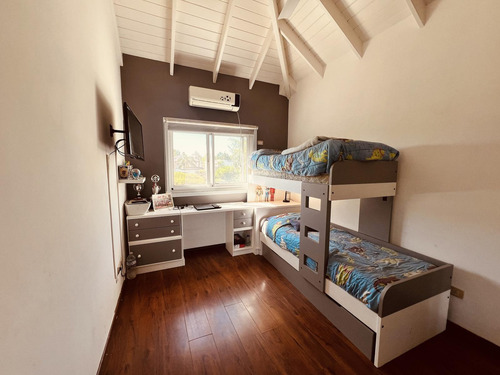 Venta Casa En Cadaques (funes Hills)