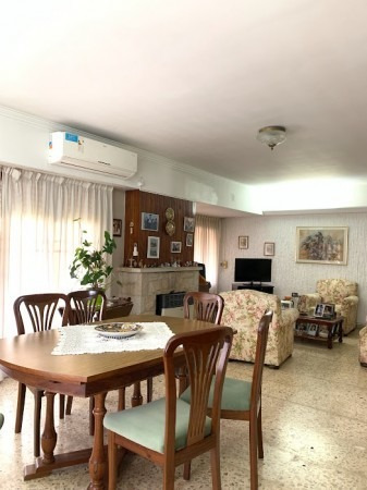 Impecable Chalet Clasico, En Zona De Privilegio,  A Pocas Cuadras Del Mar Y Cercana A Zona Comercial, 4 Ambientes, Garaje, Parque ......consulte !!!!