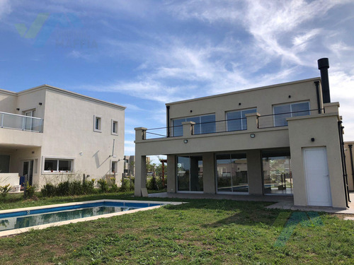 Casa En  Dos Plantas Con Pileta - Santa Elena Pilar Del Este