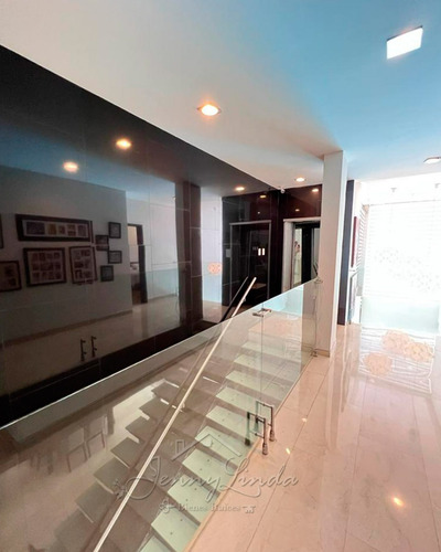 En Venta Hermosa Casa Con Piscina 410 M² Urb. San Jacinto Maracay Aragua