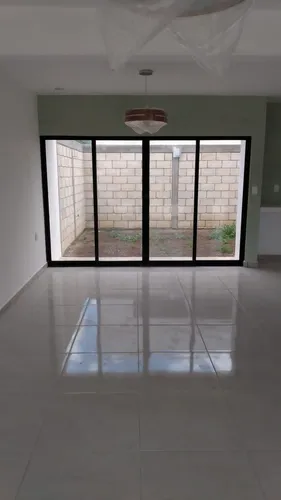 Casa Nueva De 3 Habitaciones Con Jardín Y Estacionamiento