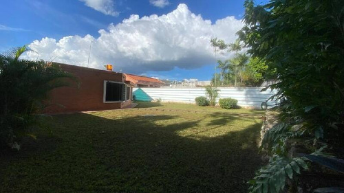 Josefina Toledo: Casa En Venta En Altos De Guataparo, 792m², Bellas Y Amplias Áreas Verdes, Planta 100% , Alta Seguridad, 269250