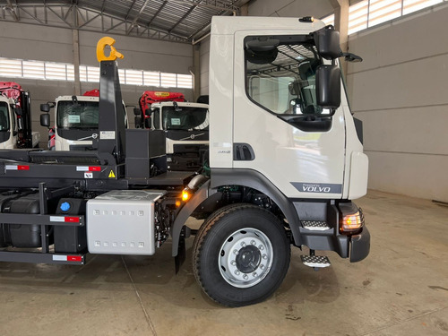 Caminhão Volvo Vm360 6x4 I-shift Rollon/off Grimaldi25 2025