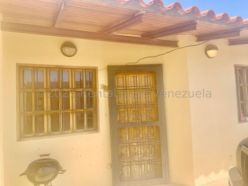 Imagen 2 de 10 de Casa En Venta Semiamoblada Con Buena Ubicación En La Puerta Maraven
