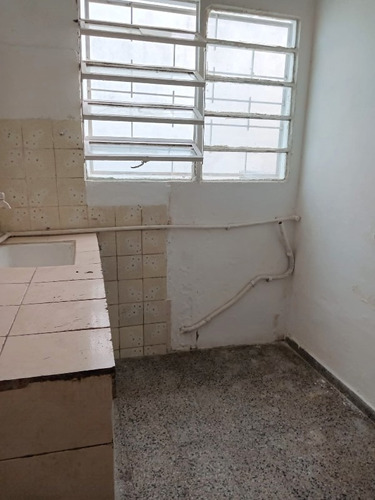 Imagen 6 de 14 de Venta Apartamento Un Dormitorio Y Medio Super Oferta, Locomoción En La Puerta