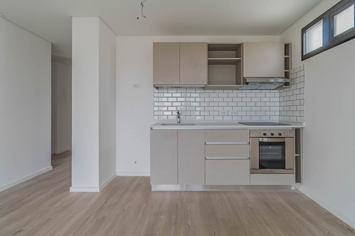 Venta De Monoambiente De Categoría Divisible Con Balcón En Piso Alto A Estrenar En Devoto C.a.b.a