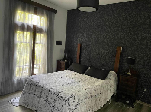 Casa En Venta - 3 Dormitorios 3 Baños - Cochera - 250mts2 - Temperley