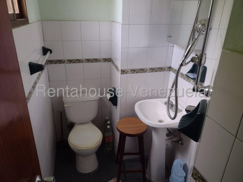 Bella Casa De 2 Pisos ,bien Distribuida En Venta Ubicada En Las Acacias 25-16813