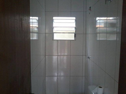 Imagem 21 de 30 de Imóvel Novo Tipo Casa Térrea Em Condominio Fechado Com Excelente Acabamento Com Azulejo Até O Teto Tanto Na Cozinha Como No Banheiro E Moldura De Gesso Nestes Dois Ambientes Janela De Alumínio Cor B