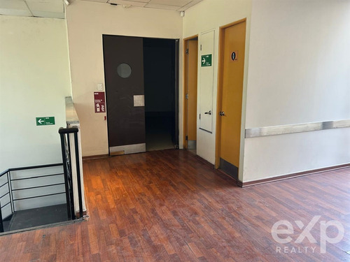 Local Comercial En Arriendo En Las Condes En Primer Piso