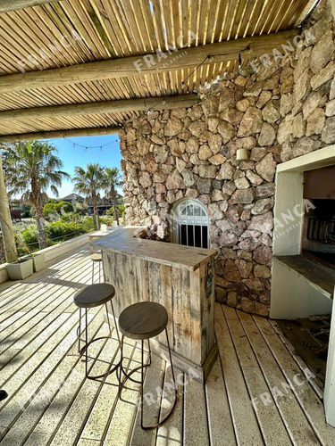 Casa En Alquiler En Punta Piedras, A Metros Del Mar. (ref: Fro-683)