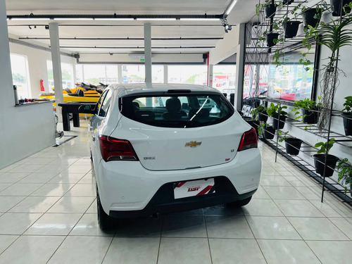 Imagem 2 de 5 de Chevrolet Onix 1.0 Mpfi Lt 8v Flex 4p Manual