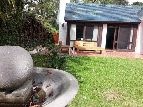 Gran Casa Ubicada En La Zona Del Golf, Punta Del Este.- Ref: 2157