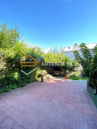 Venta | Inmensa Casa De 2 Plantas Con 3 Dormitorios, 2 Baños, Jardín, Fondo Con Barbacoa Y Cochera