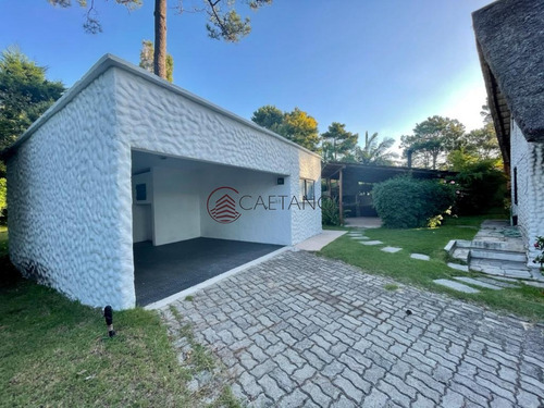 Imagen 3 de 25 de Casa En Pinares. Tres Dormitorios, Uno En Suite, Toillete, Living Comedor, Dependencia De Servicio. Piscina.- Ref: 2875