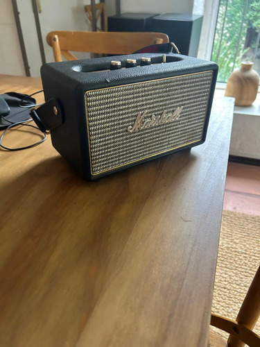 Parlante Marshall Kilburn Portátil Con Bluetooth Black 220v Black (Usado)